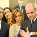 Blanco, Sinde, Chacón y Chaves, escuchan con atención al nuevo ministro dela Presidencia
