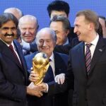 El jeque Al Thani, director de la candidatura de Qatar, Blatter y Shuvalev, viceprimer ministro ruso, sujetan la Copa del Mundo