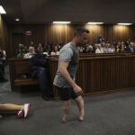 El atleta paralímpico Oscar Pistorius camina por la sala del Tribunal Superior de Pretoria sin sus prótesis
