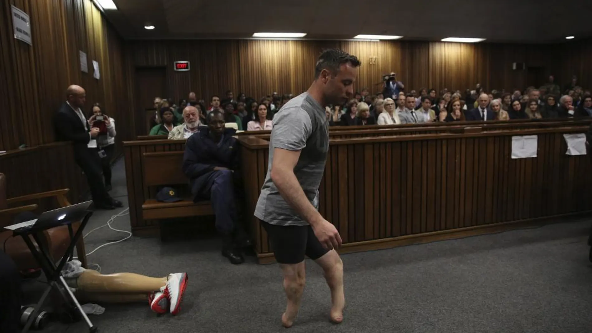 El atleta paralímpico Oscar Pistorius camina por la sala del Tribunal Superior de Pretoria sin sus prótesis