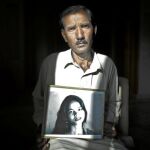 Ashiq Masih, esposo de Asia, sostiene una fotografía de su mujer