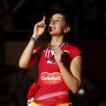 Carolina Marin señala al cielo tras recibir la medalla de oro