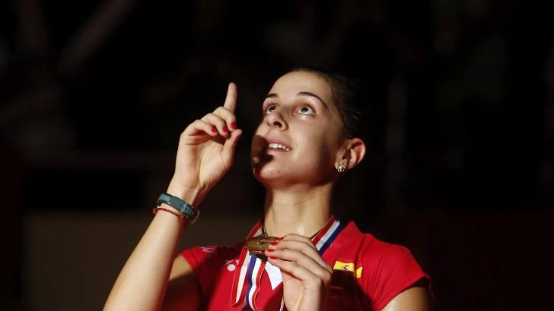 Carolina Marin señala al cielo tras recibir la medalla de oro