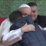 Con un emotivo abrazo, el pontífice consuela a Emmanuel