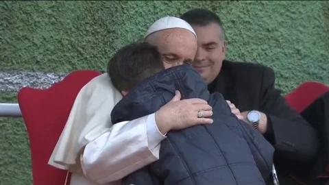 Con un emotivo abrazo, el pontífice consuela a Emmanuel