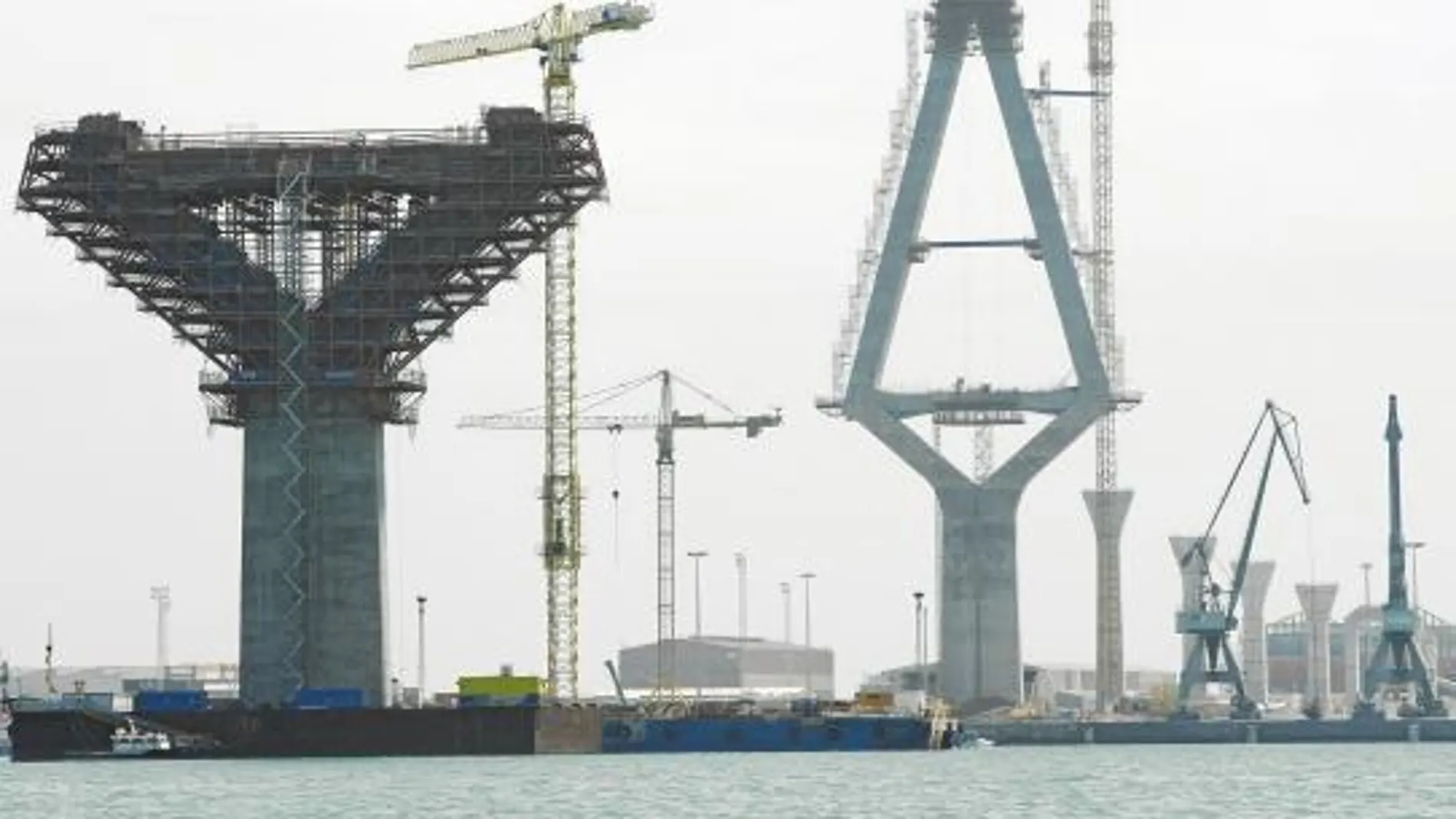 Estado actual en el que se encuentran las obras del puente del Bicentenario de la Constitución de 1812, en Cádiz