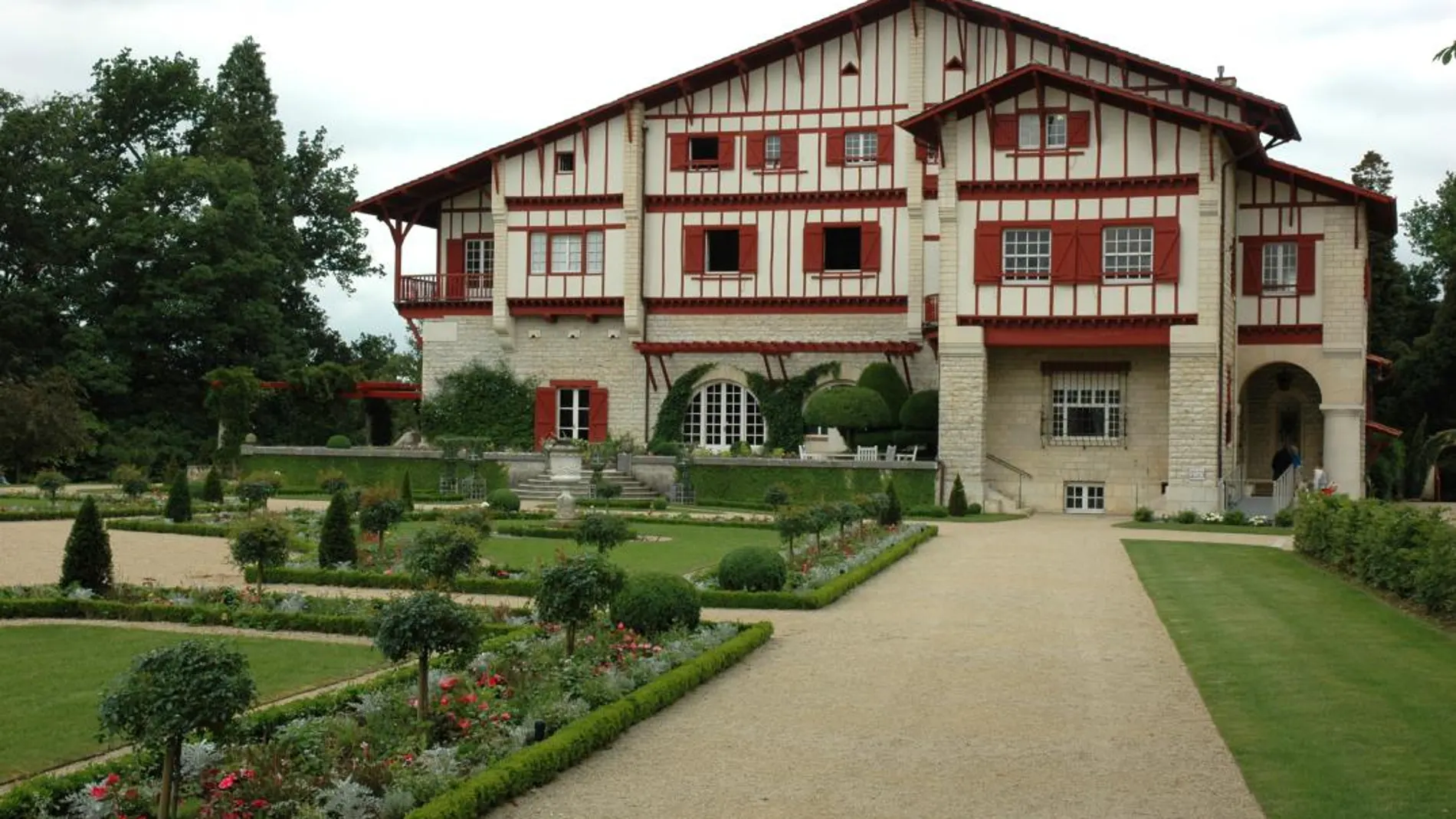 El edificio y los jardines de “Villa Arnaga”. Calips