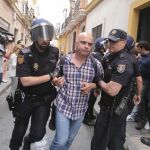 David Navarro, concejal de Por Cádiz sí se puede, es llevado por dos policías nacionales durante un desahucio