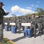 Miembros de la Fuerza Armada Nacional Bolivariana de Venezuela custodian el material electoral, en Caracas