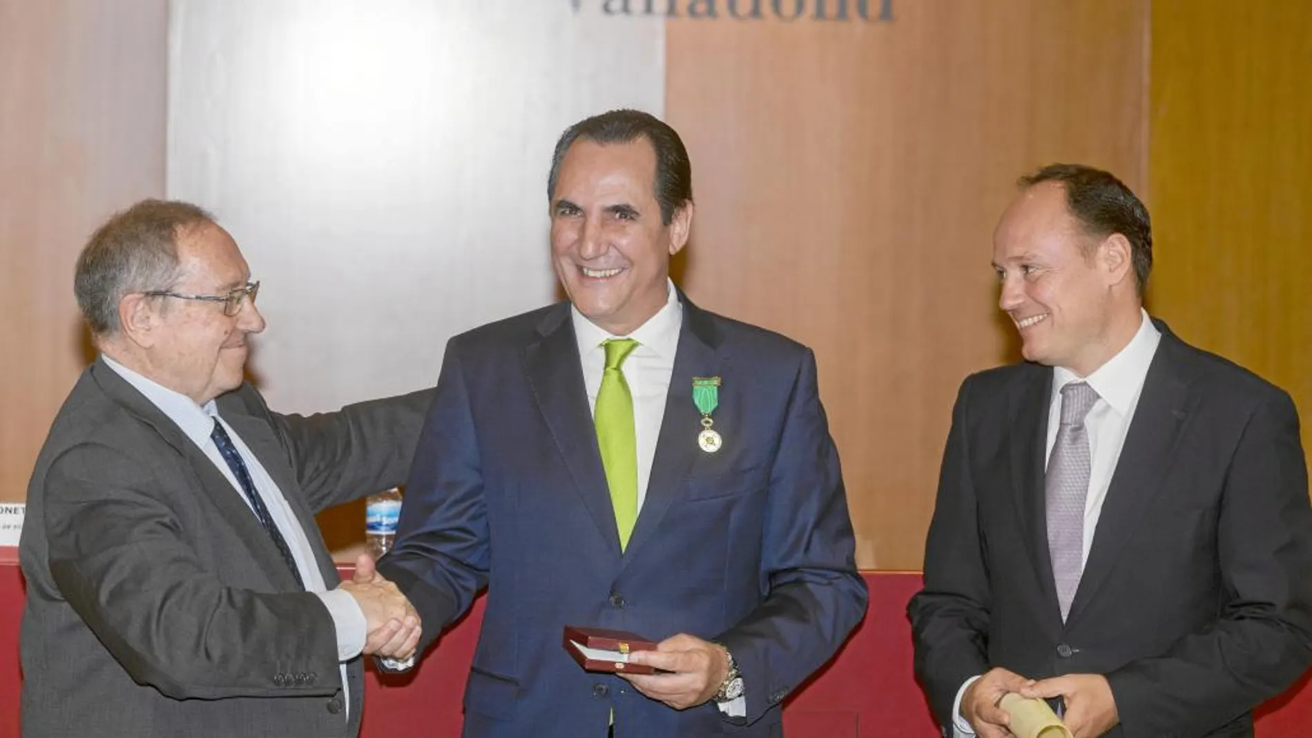 José Luis Bonet, impone la medalla a José Rolando Álvarez. Junto a ellos, el presidente de la Cámara vallisoletana, Carlos Villar
