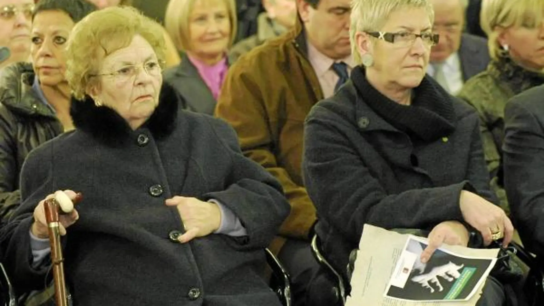 Jesusa Ibarrola, (izqda), madre de la bebé asesinada, Begoña Urroz