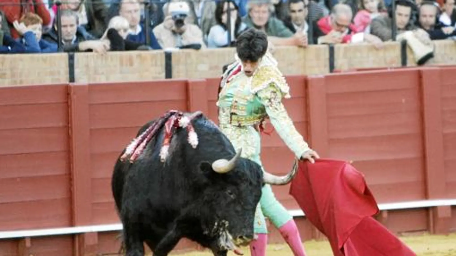 Alejandro Talavante torea en tablas al rajado quinto toro de Gavira, ayer en Sevilla