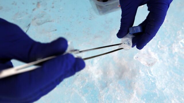 Un científico extrayendo muestras en las inmediaciones Charles Peak, cerca del campamento Glaciar Union, Antártida. A través de las muestras de sedimentos, hielo y nieve se consiguen aislar bacterias para aplicaciones en la agricultura o con fines biomédicos como el contraste de celular tumorales.