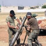 Combatientes de Ahrar al-Sham preparan un mortero para bombardear posiciones del Estado Islámico en Alepo