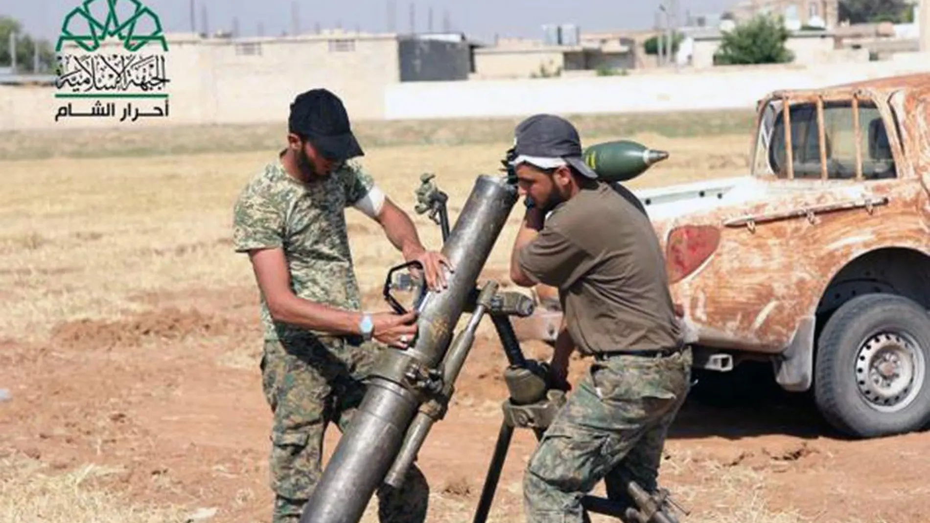 Combatientes de Ahrar al-Sham preparan un mortero para bombardear posiciones del Estado Islámico en Alepo