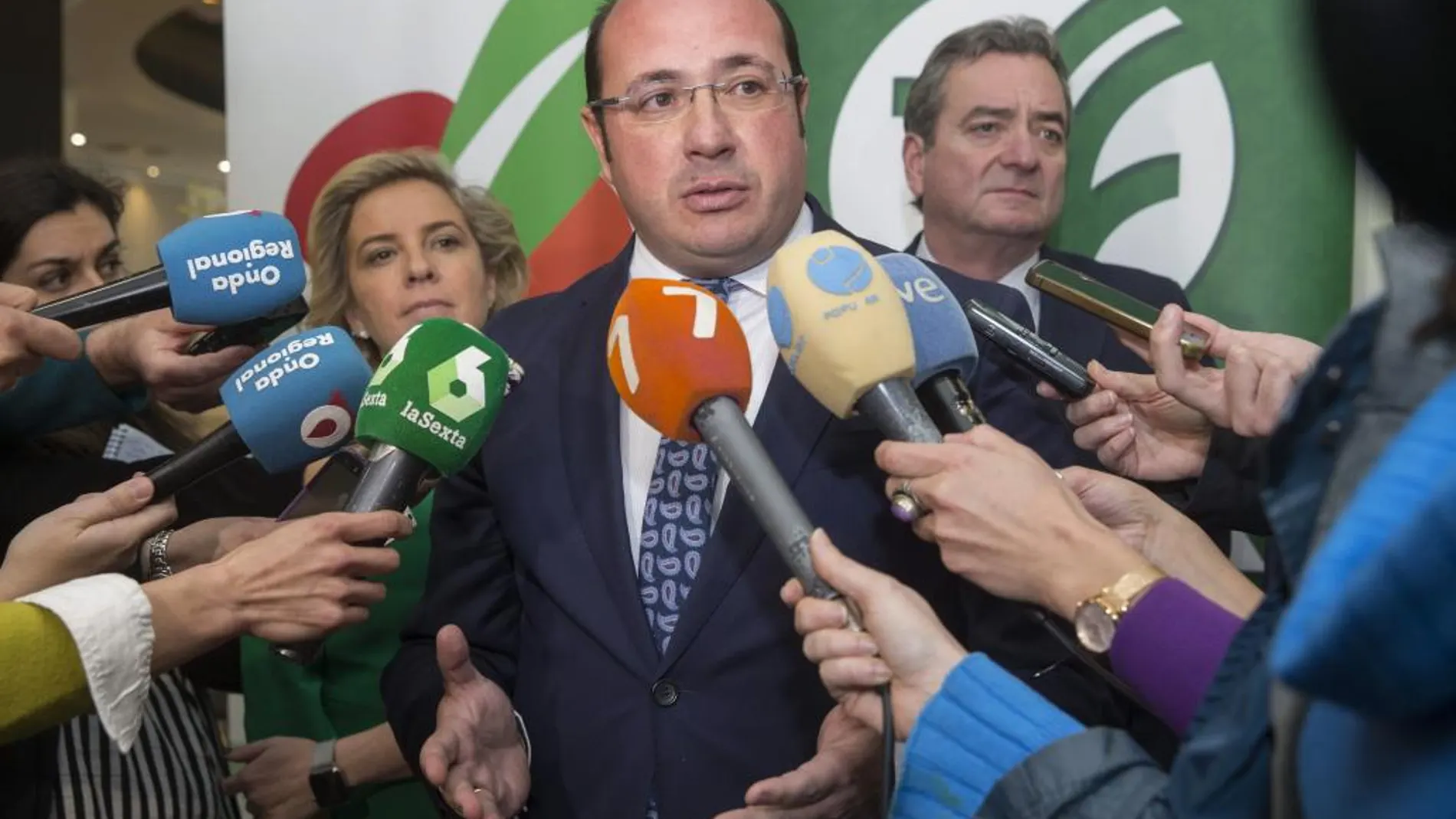 El presidente de la Región de Murcia, Pedro Antonio Sánchez (c), atiende a la prensa en un acto en Murcia.