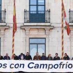 El alcalde de Burgos, Javier Lacalle, y los portavoces de los grupos municipales colocan una pancarta en el balcón del Ayuntamiento de apoyo a la reapertura de la nueva Campofrío, con motivo del segundo aniversario del incendio