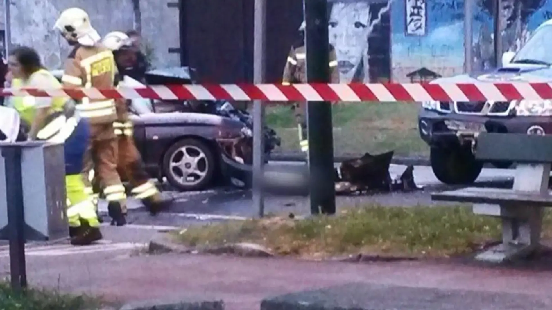 Dos ertzainas heridos al ser empotrados por un coche a la fuga
