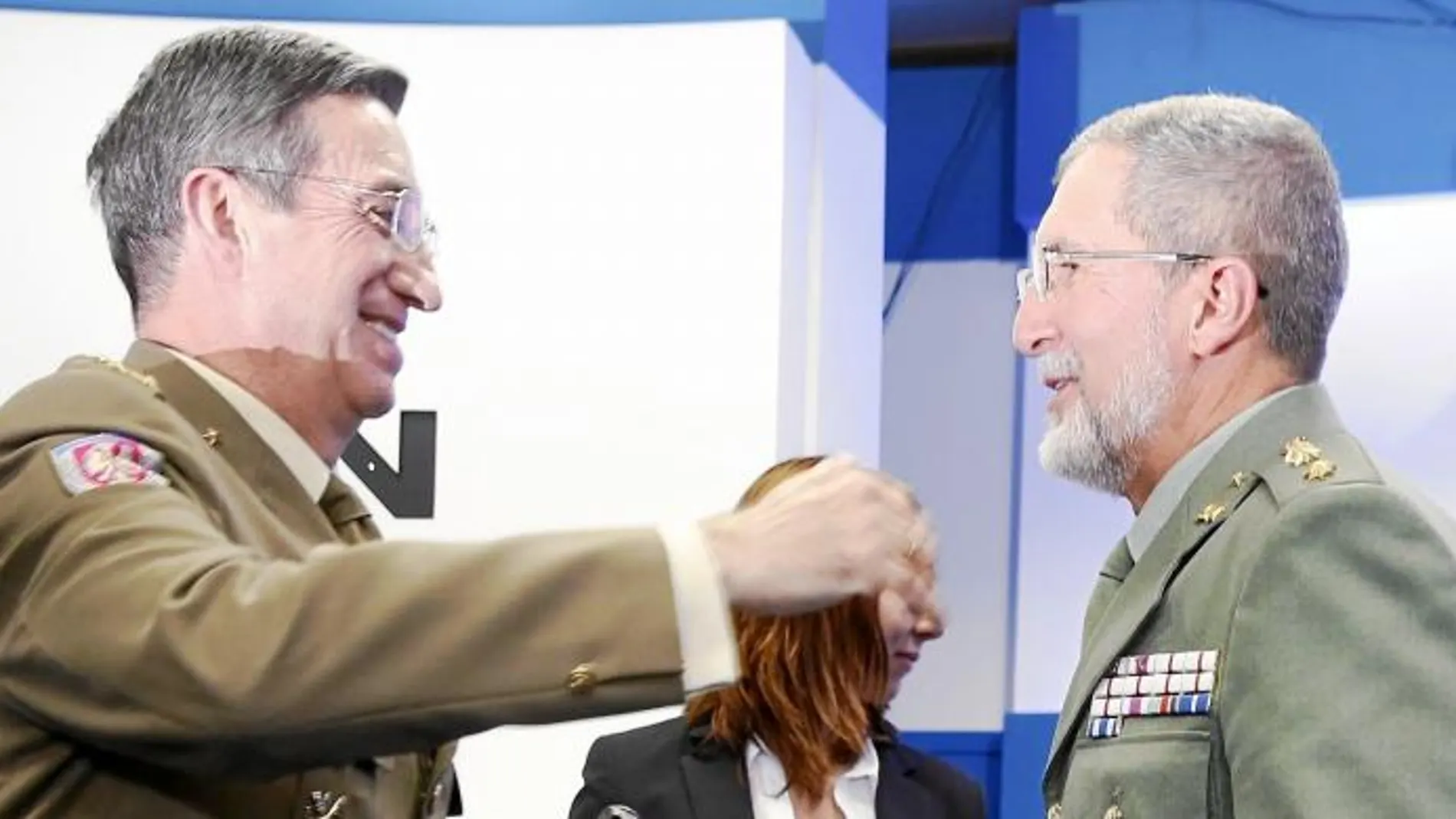 El Jefe de Estado Mayor del Ejército de Tierra, general Jaime Domínguez Buj, entrega el premio al coronel Antonio Romero, jefe del Tercio