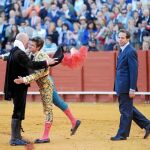 Julián López «El Juli», salió ayer por la Puerta del Príncipe de la Maestranza de Sevilla tras cortar dos orejas a cada uno de sus <br />dos toros