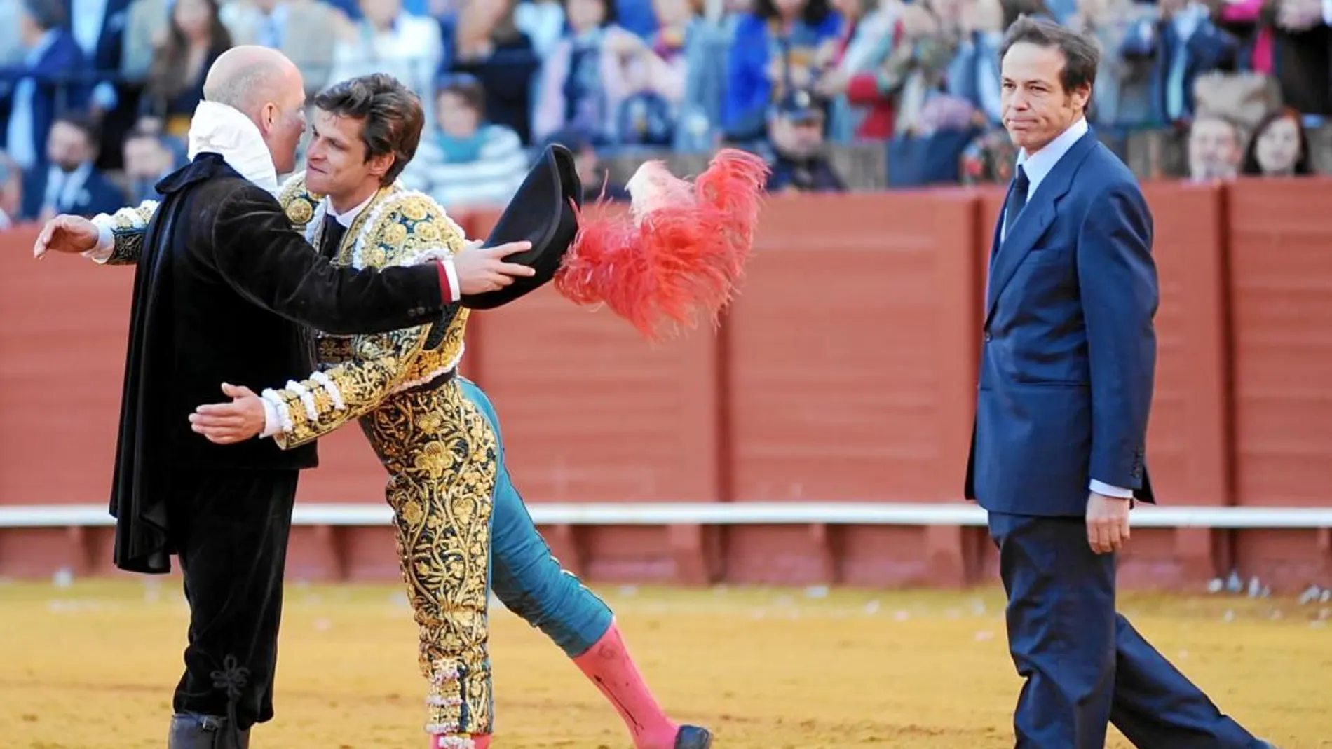 Julián López «El Juli», salió ayer por la Puerta del Príncipe de la Maestranza de Sevilla tras cortar dos orejas a cada uno de sus <br />dos toros