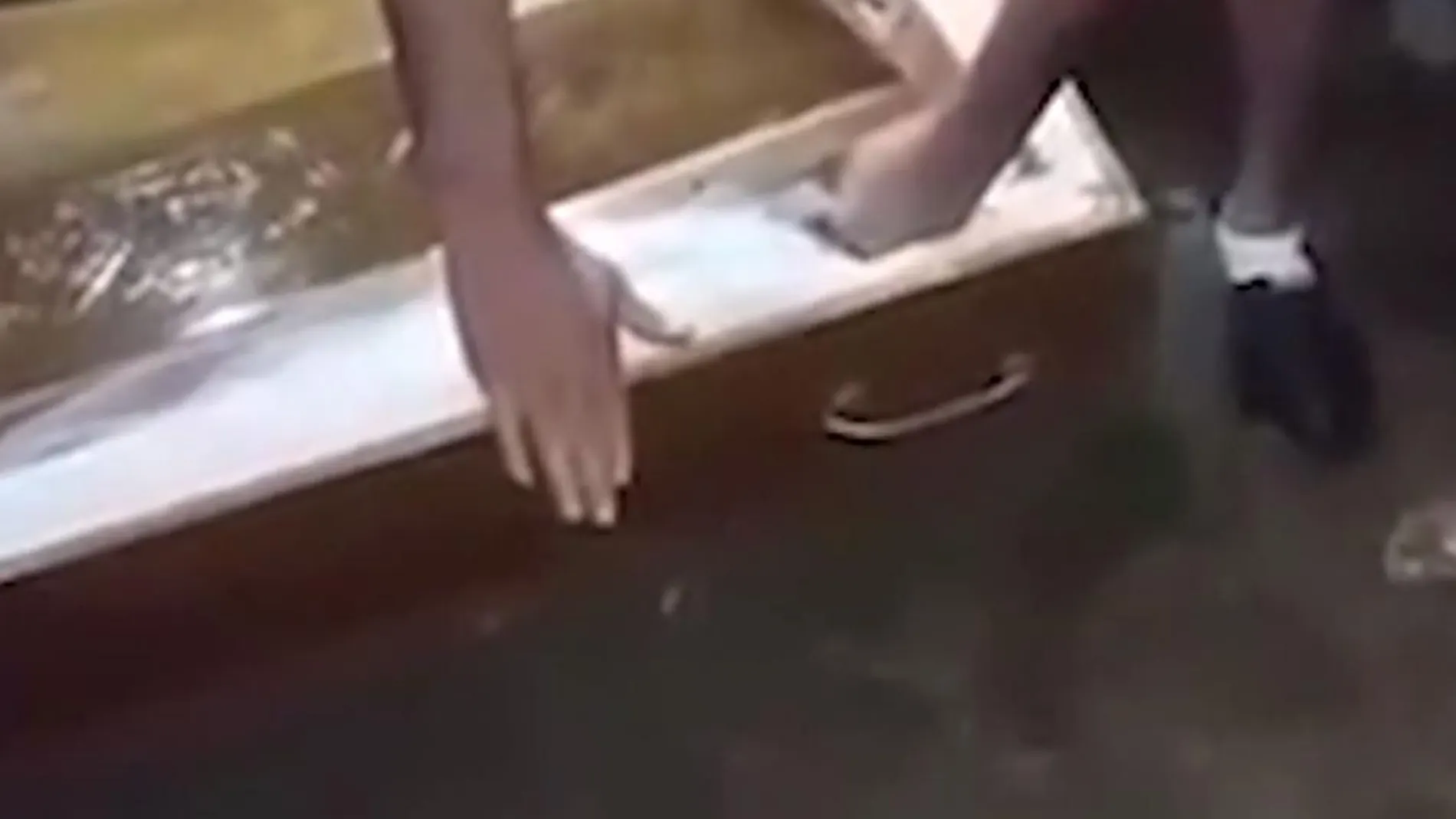 Momento en el que los famliares tratan de sacar a la joven del ataud