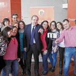 El presidente Juan Vicente Herrera con varios jóvenes en una jornada sobre Empleo en Valladolid