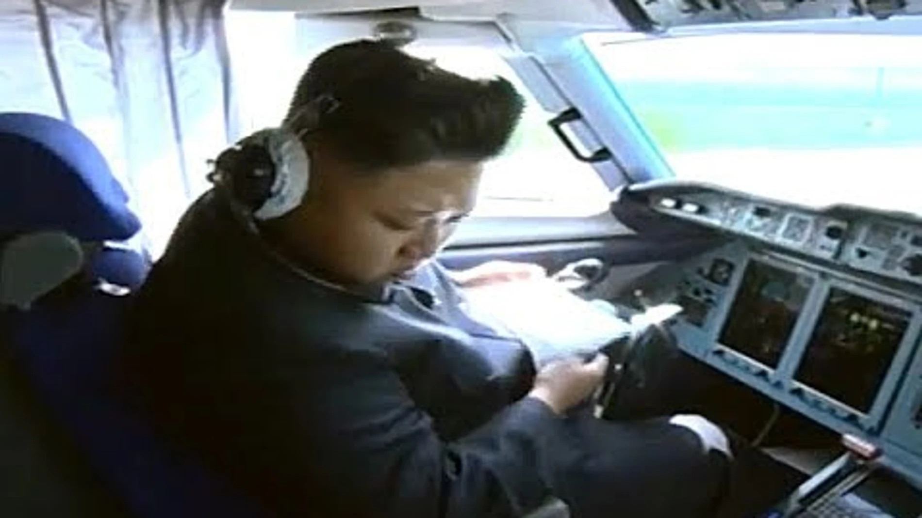 Kim Jong Un pilotando un avión AN-148