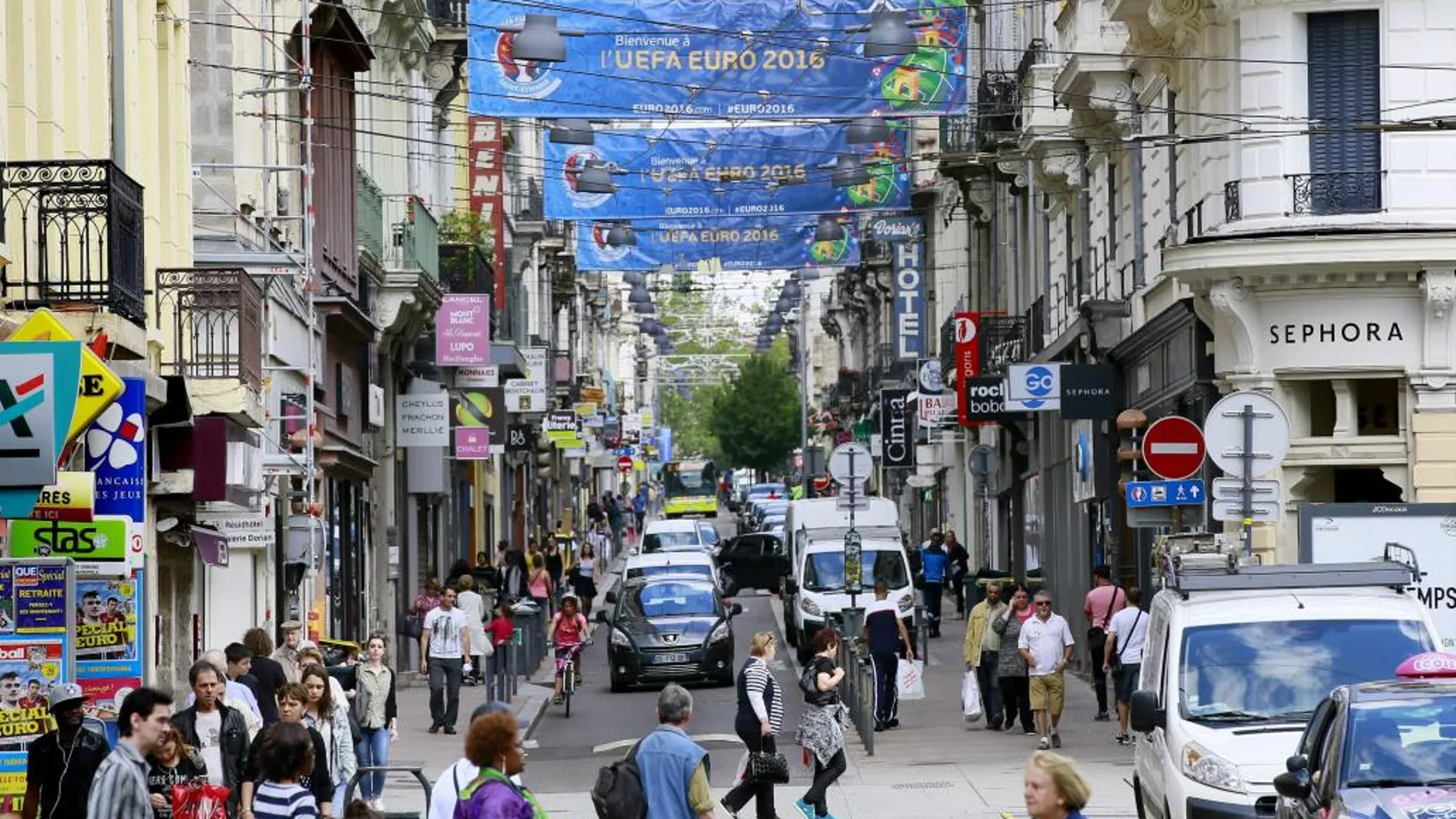 Vista de una calle decorada con pancartas de la Eurocopa 2016, en Saint-Étienne (Francia)