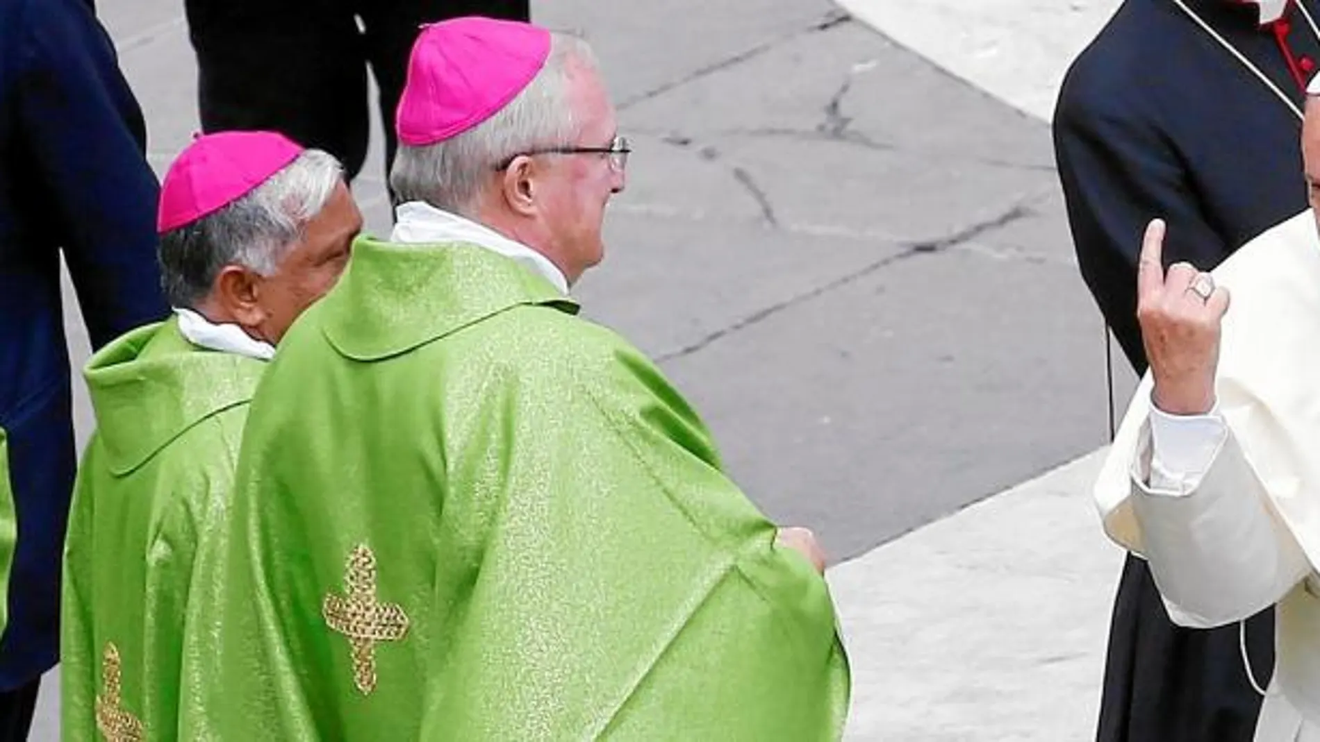 El Papa Francisco conversa con varios obispos tras la eucaristía del Jubileo de las personas con discapacidad