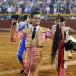 El diestro David Galván, triunfador de la Feria Real de Algeciras tras cortar cuatro orejas y un rabo, saluda durante el festejo taurino celebrado en la plaza de toros Las Palomas.