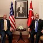 El ministro de Exteriores turco, Mevlut Cavusoglu junto a su homólogo estadounidense, Rex Tillerson, hoy en Ankara