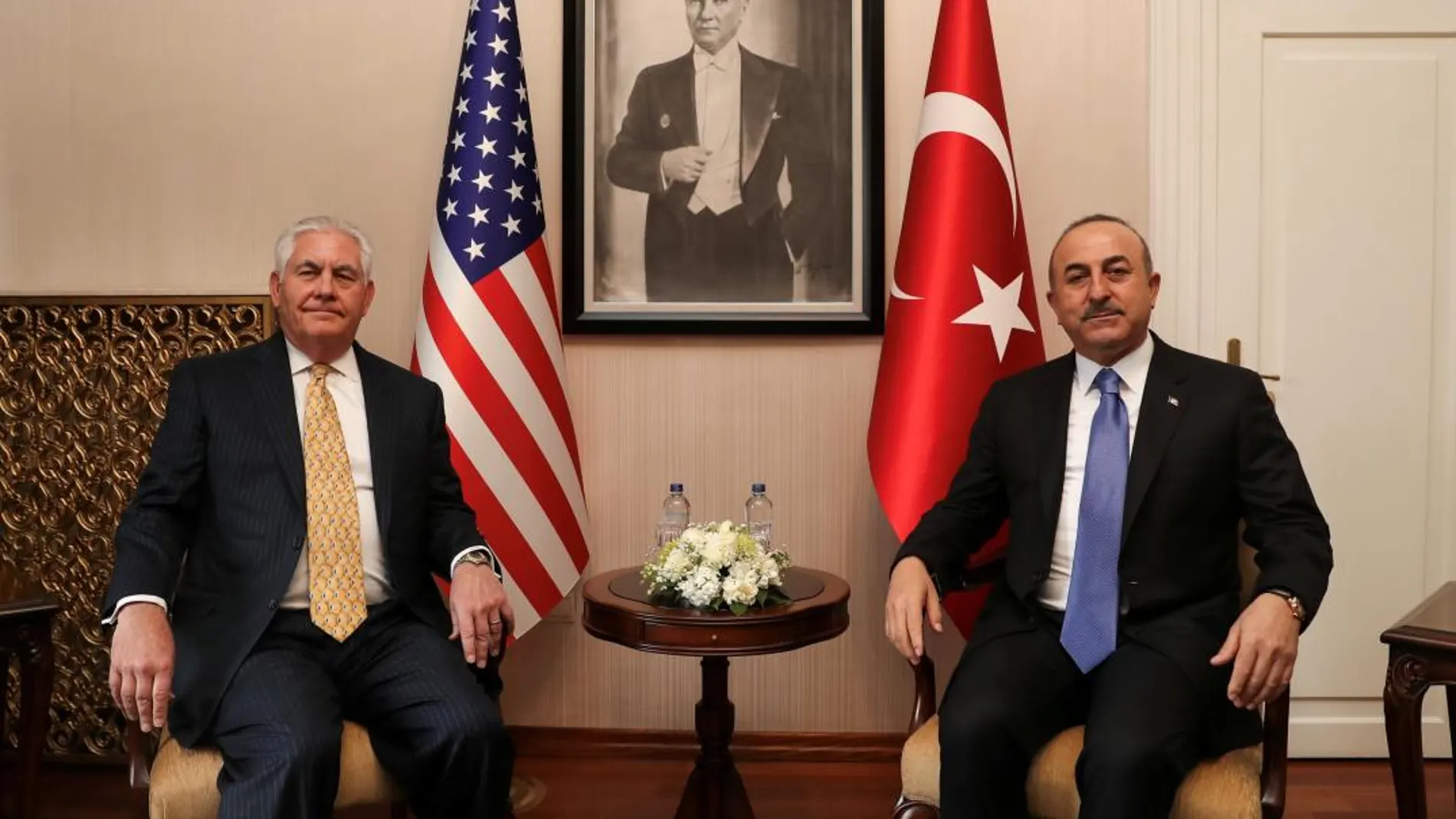 El ministro de Exteriores turco, Mevlut Cavusoglu junto a su homólogo estadounidense, Rex Tillerson, hoy en Ankara