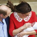 Los duques de Cambridge a las puertas del hospital con su nuevo hijo