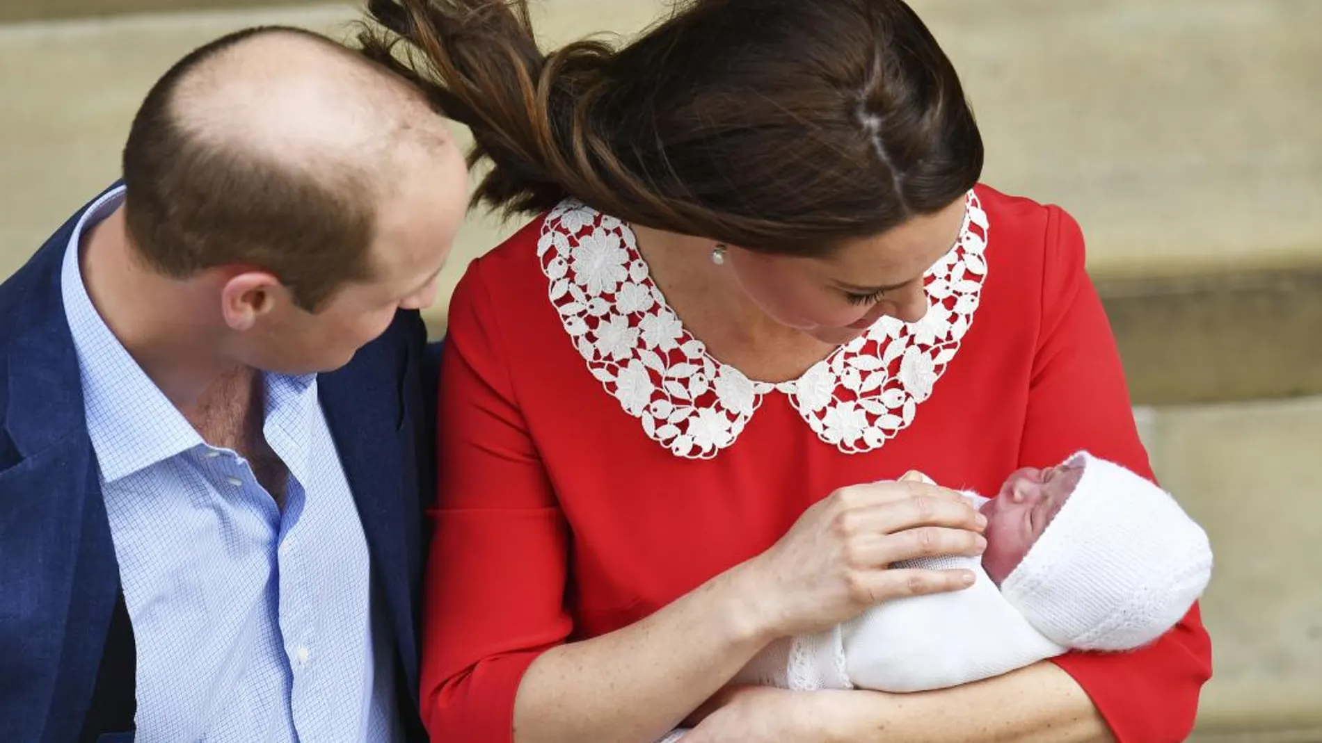 Los duques de Cambridge a las puertas del hospital con su nuevo hijo