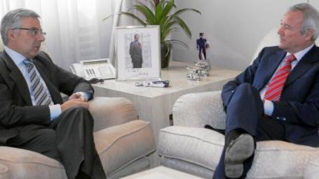 El ministro de Fomento del Gobierno español, José Blanco (izquierda) y el presidente de la Comunidad Autónoma de la Región de Murcia, Ramón Luis Valcárcel (derecha), en Madrid