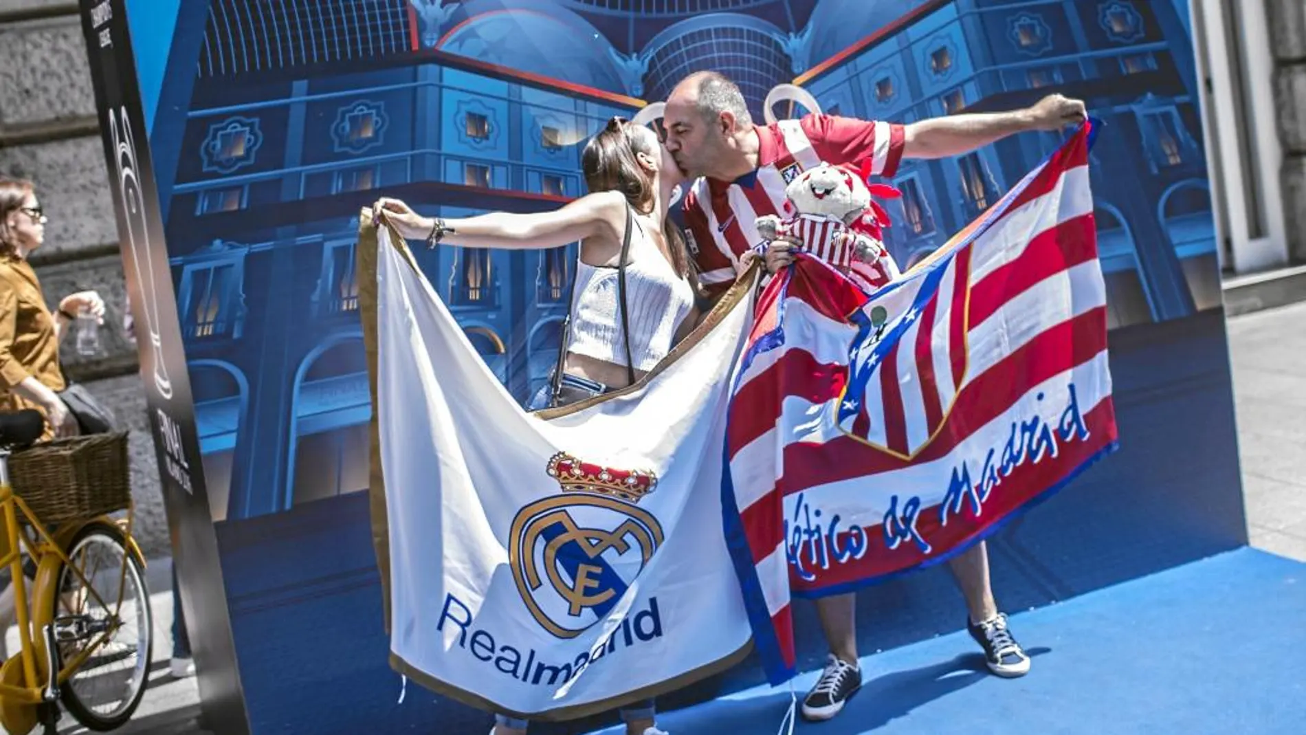Más de 40.000 hinchas del Madrid y del Atlético toman las calles de Milán en un ambiente de fiesta para celebrar el derbi europeo en la final de la Champions
