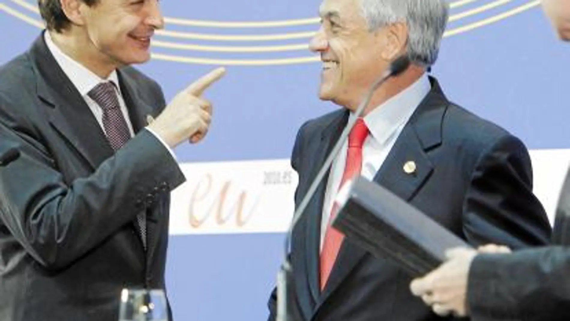 Zapatero y el presidente de Chile, Sebastián Piñera, tras la rueda de prensa