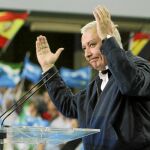 El presidente del PP en Andalucía, Javier Arenas, agradece los aplausos de los asistentes al mitin de Córdoba
