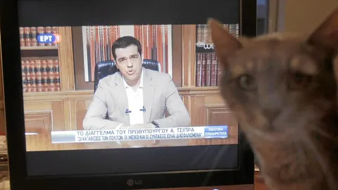 El «premier» heleno, Alexis Tsipras, se dirigió ayer a los griegos desde la televisión