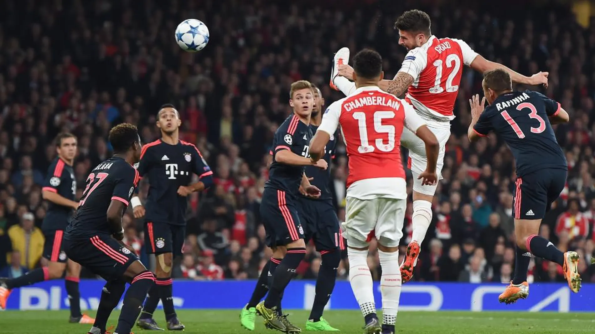 Oliver Giroud (2-d) del Arsenal salta por el balón ante Bayern Munich