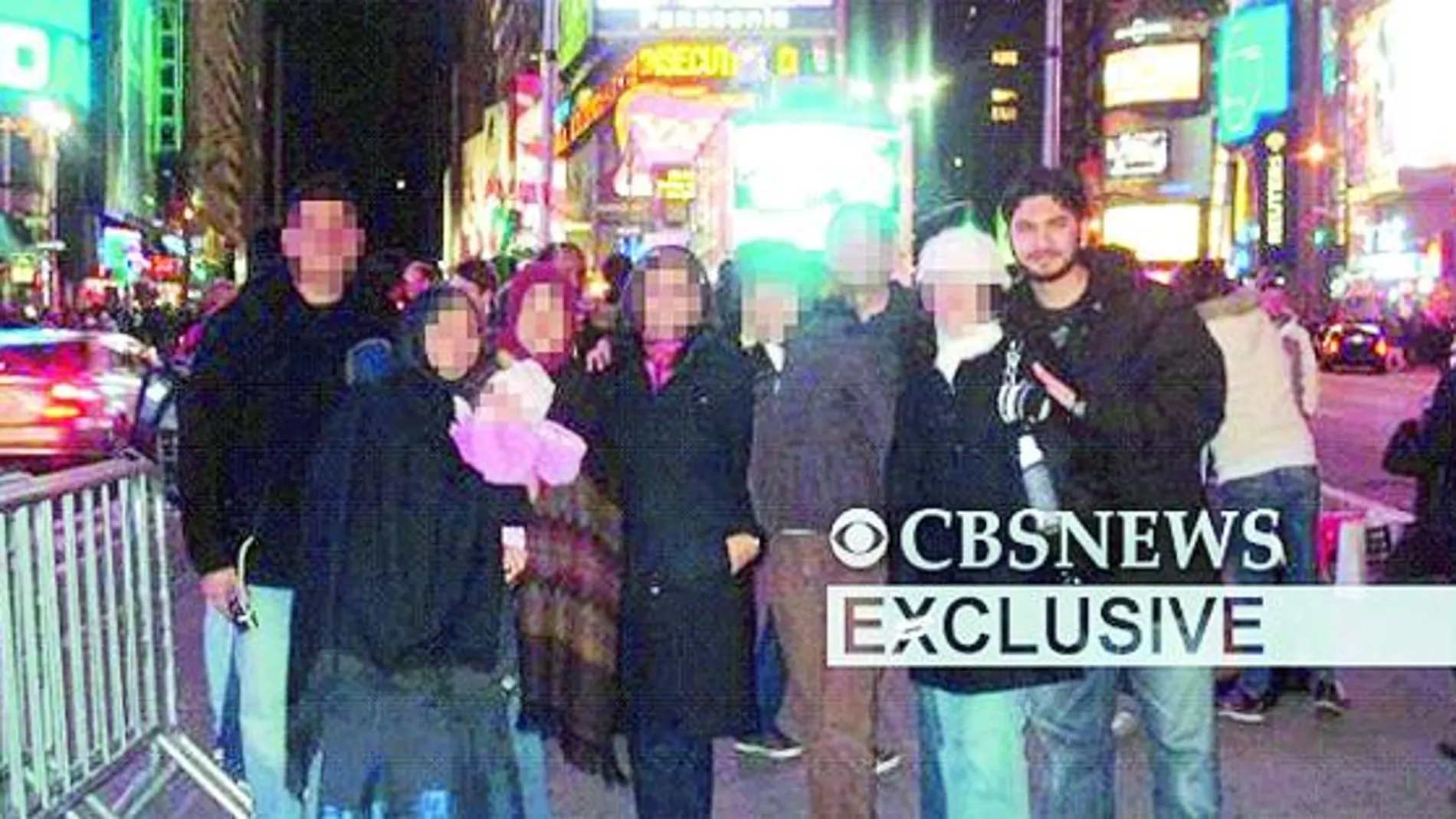 Faisal Shahzad (el primero de la derecha) con unos amigos en Times Square de Nueva York