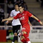 El delantero del Sevilla CF, Álvaro Negredo (d), controla el balón