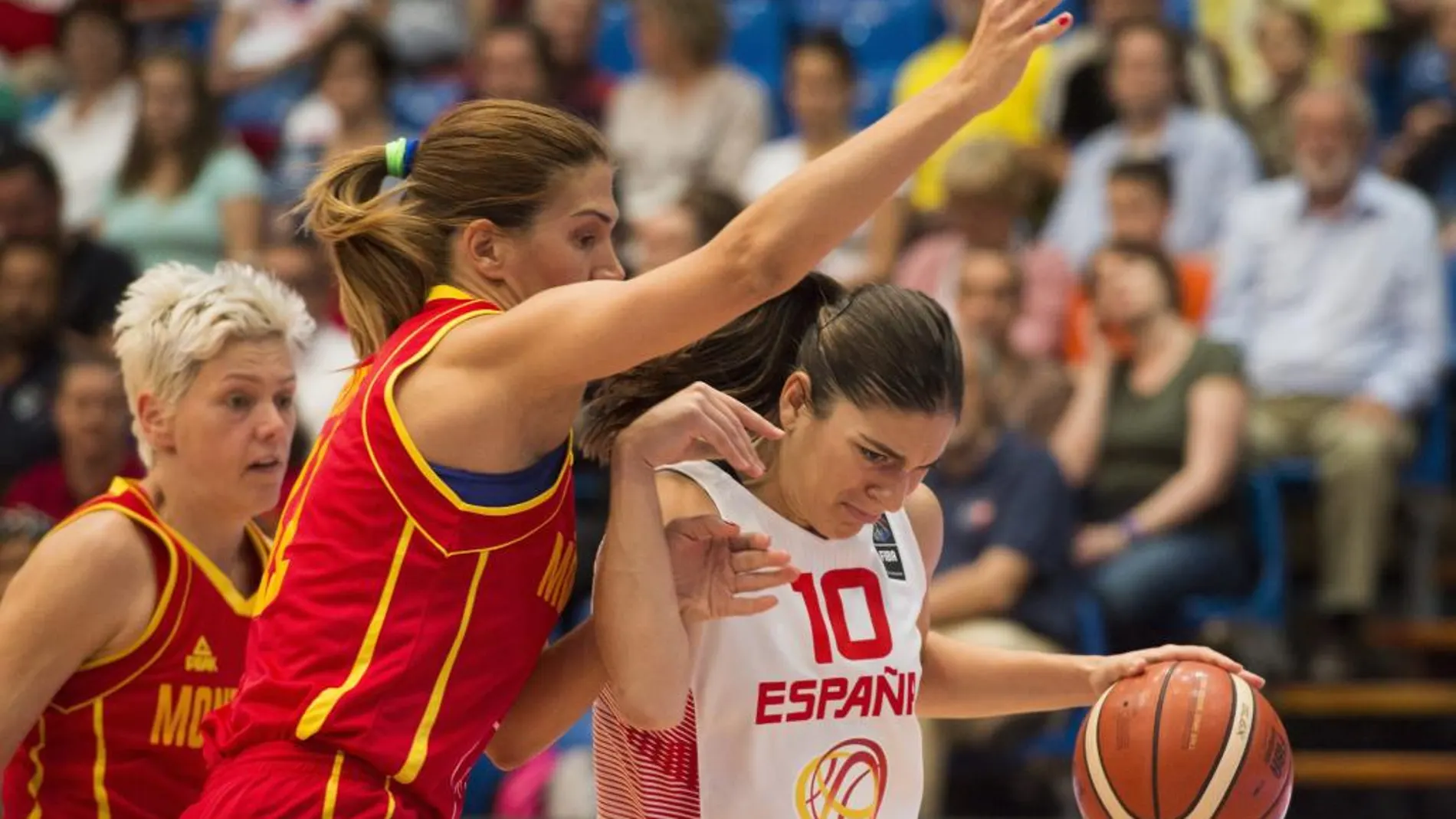 Marta Xargay, proteje el balón de la jugadora montenegrina Milka Bjelica,y Jelena Skerovic