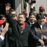 El presidente de Venezuela, Hugo Chávez (i), saluda junto al presidente boliviano, Evo Morales (d),