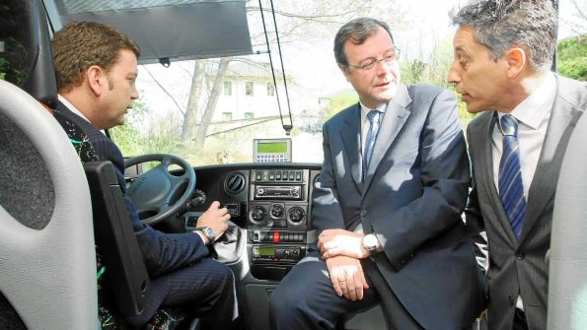 El consejero de Fomento, Antonio Silván, y el alcalde de Ponferrada, Carlos López, inauguran una ruta
