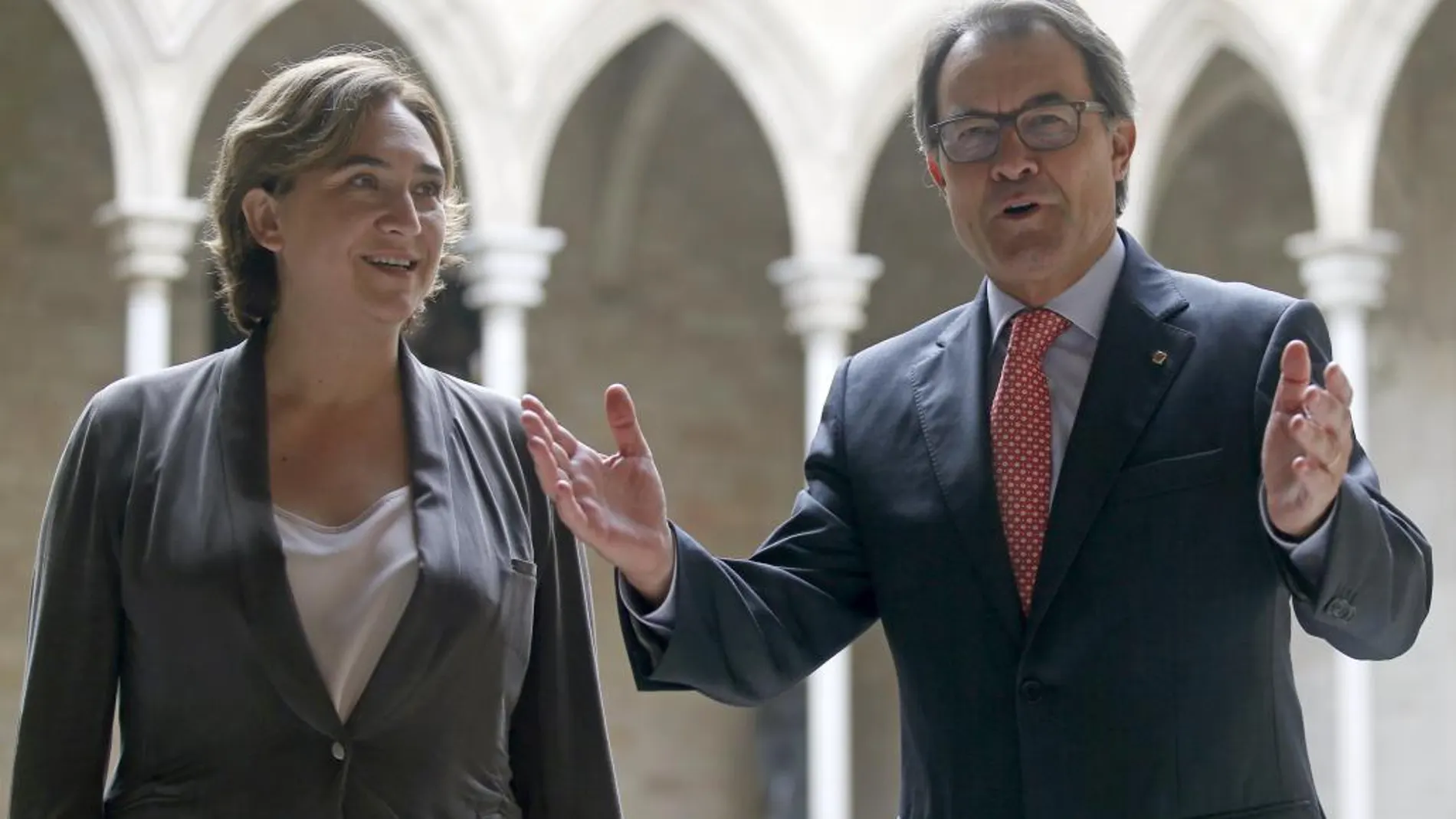 El presidente de la Generalitat, Artur Mas, recibe a la alcaldesa de Barcelona, Ada Colau, en la Generalitat