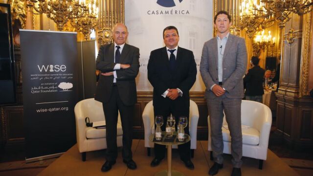 De izquierda a derecha, José Antonio Marina, Stavros N. Yiannouka y Joe Hallgarten en la Casa de América