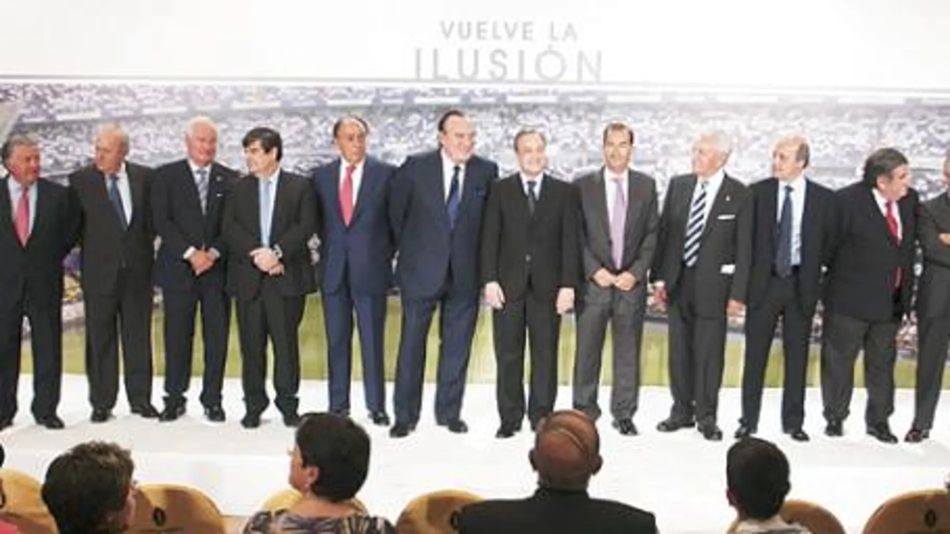 Florentino Pérez, junto a sus directivos (con excepción de dos ausencias), ayer durante la presentación de su junta directiva