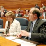 El presidente de la Junta, Juan Vicente Herrera, junto a la vicepresidenta María Jesús Ruiz, ayer en las Cortes